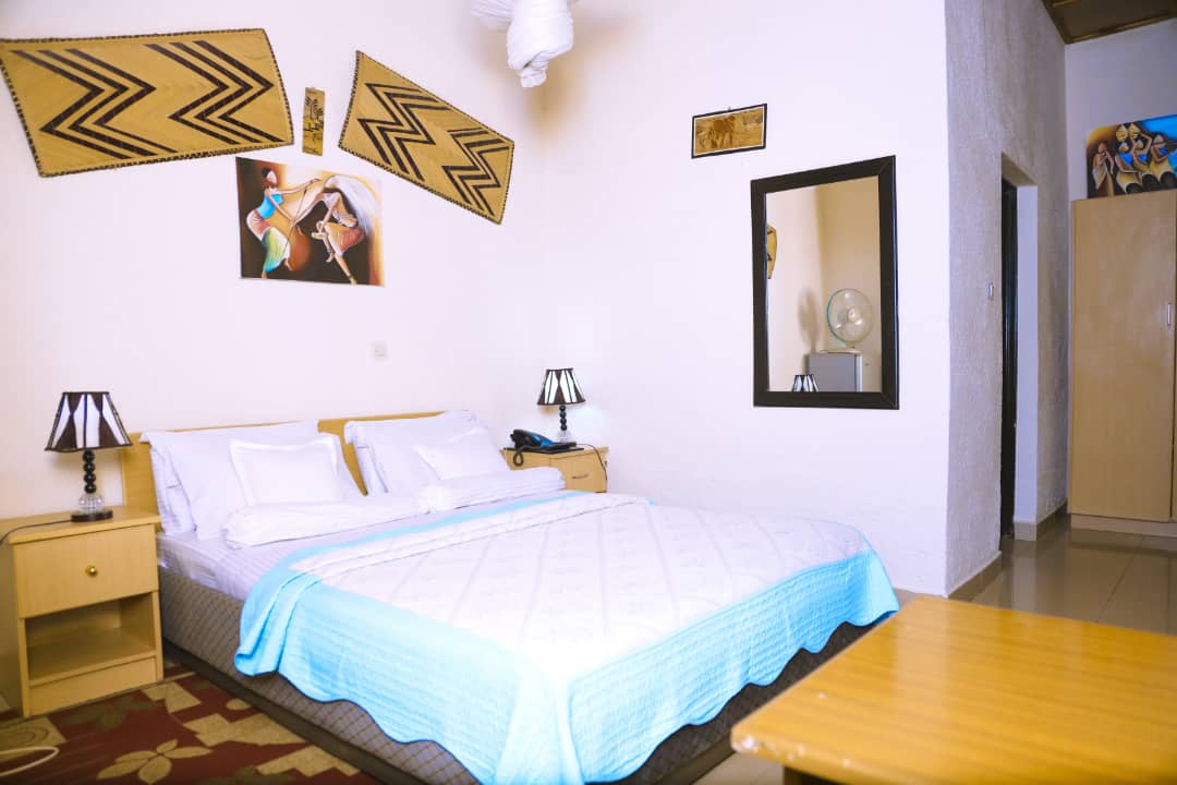 Queen room