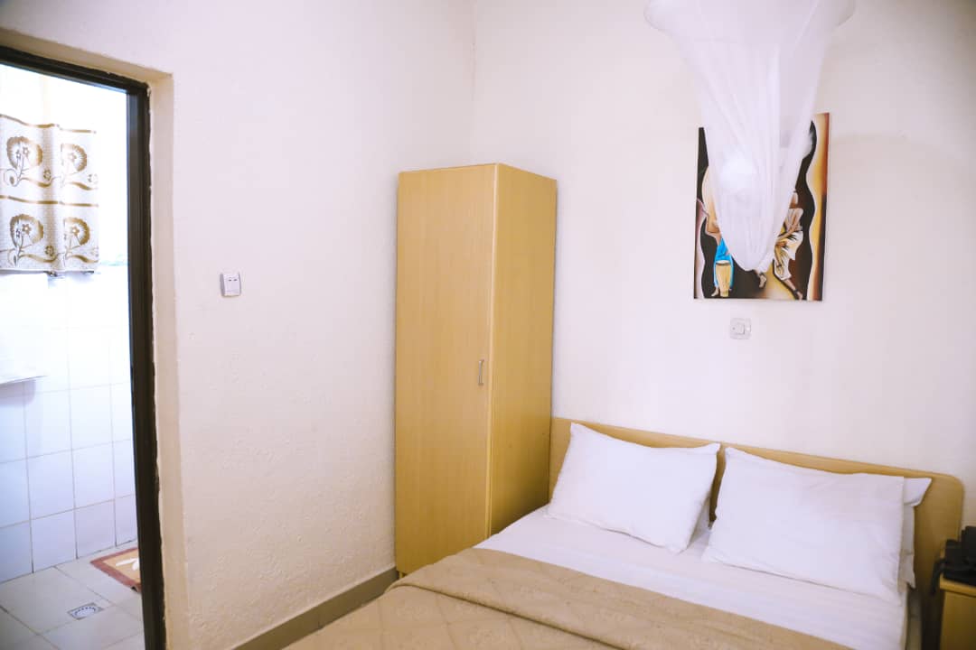 Step Town Hotel's Room Photograph 1