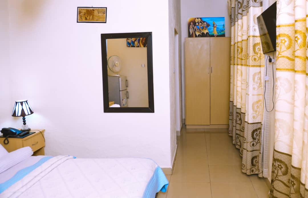 Step Town Hotel's Room Photograph 5